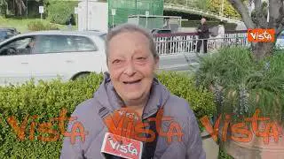 Papa Francesco al Gemelli, le voci dei fedeli che pregano fuori da ospedale: Ce la farà sicuramente