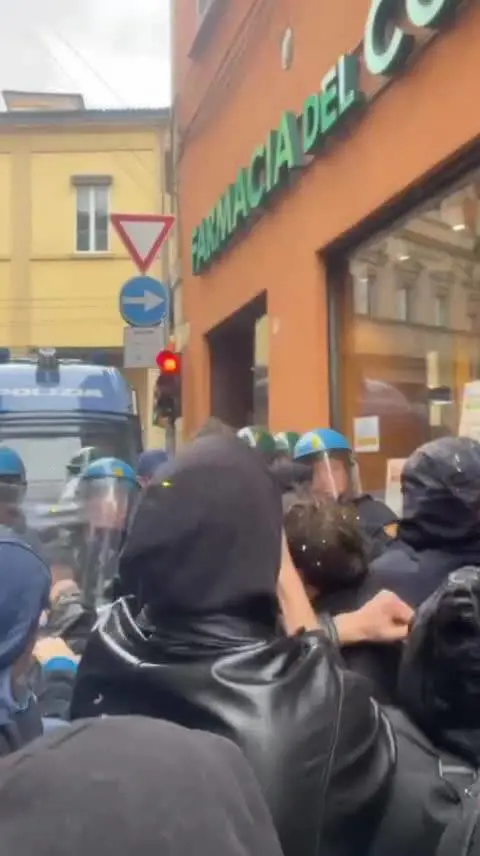 Bologna, scontro tra collettivi e poliziotti all'inaugurazione dell'anno accademico