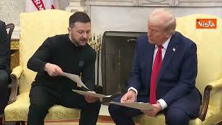 Zelensky mostra a Trump nello Studio Ovale foto di persone torturate dai russi durante la guerra