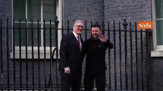 L'ovazione al passaggio di Zelensky a Londra prima di arrivare in Downing street 10