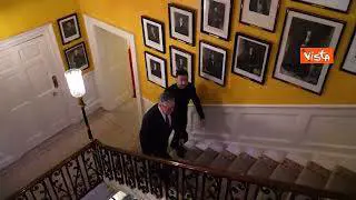 L'abbraccio tra Starmer a Zelensky in Downing street 10 a Londra, le immagini
