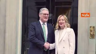 L'abbraccio tra Meloni e Starmer in Downing Street 10 a Londra, le immagini