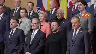 Macron e Zelensky in prima fila al fianco di Starmer nella foto del Leaders' meeting on Ukraine