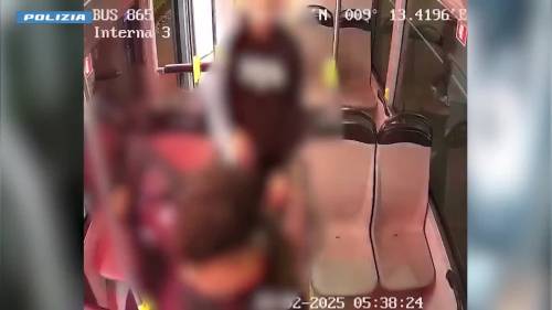 Le rapine degli egiziani a bordo del bus prima dell'accoltellamento