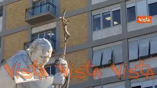 Continua il ricovero di Papa Francesco all'ospedale Gemelli di Roma, le immagini fuori dall'ospedale