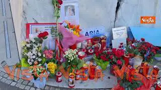 Preghiere per Papa Francesco nel piazzale del Gemelli a Roma