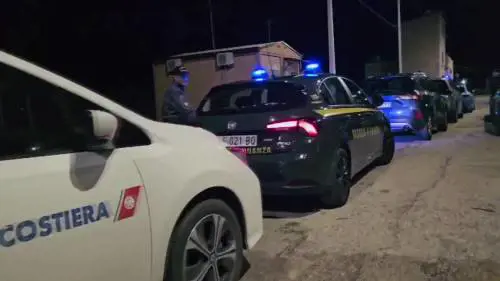Non si ferma all'alt e minaccia di incendiare il barchino: fermato un egiziano