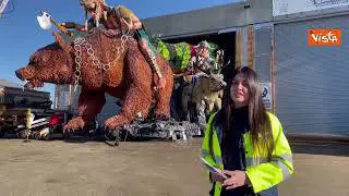 Cristina, la portalettere del Carnevale di Cento: "Consegno le lettere tra carri e coriandoli"