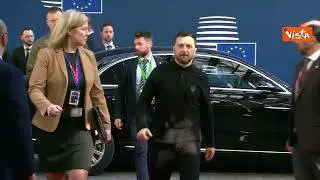 Zelensky col suo look militare arriva a Bruxelles per il Consiglio Ue straordinario sulla difesa