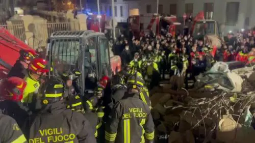 Il salvataggio della donna dispersa nel crollo di Bari e gli applausi 