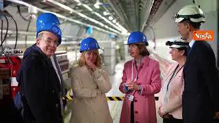 Meloni visita il Cern di Ginevra, caschetto in testa e selfie con gli studenti per la premier