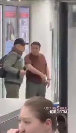 Così l'ex pugile ha disarmato un criminale in aeroporto, salvando una 21enne: il video