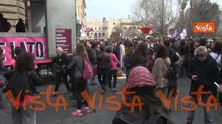 Giornata internazionale della donna, la partenza del corteo di Non Una di Meno a Roma