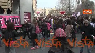 Giornata internazionale della donna, la partenza del corteo di Non Una di Meno a Roma