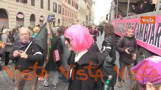 Giornata internazionale della donna, cori e balli al corteo di Non Una di Meno a Roma