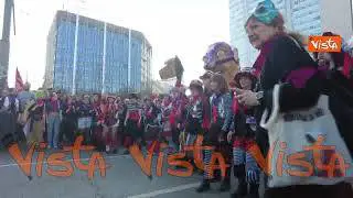 8 Marzo, al corteo trasfemminista di Milano la rivisitazione di "Ballo Ballo" di Raffaella Carrà