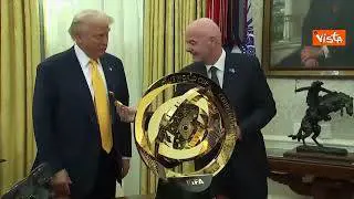 Infatino (Fifa) alla Casa Bianca svela a Donald Trump il trofeo del Mondiale per Club 2025
