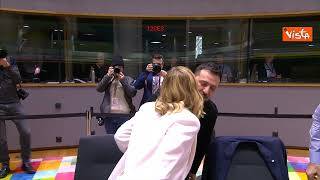 Zelensky al Consiglio Ue, il saluto a Giorgia Meloni con bacio e stretta di mano