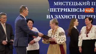 Zelensky scherza al premio Shevchenko: Scusate se non indosso un abito elegante