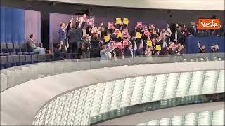 "Basta soldi alle armi", la protesta del M5s all'Eurocamera di Strasburgo