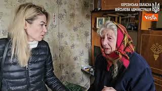 Attacchi russi a Kherson, le macerie e i soccorritori al lavoro
