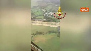 Allagamenti a Firenze, la ricognizione dall'alto con l'elicottero Drago dei Vigili del Fuoco