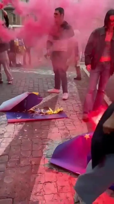 Bruciate le bandiere Ue nella contro manifestazione comunista