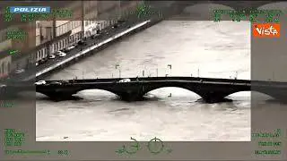 Maltempo Toscana, la piena dell'Arno vista dall'elicottero della Polizia