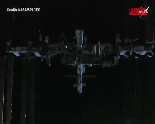 Gli astronauti sulla Iss festeggiano all'arrivo dell'equipaggio che li sostituirà
