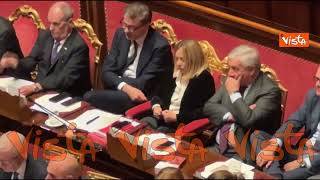 Meloni straccia un bigliettino e lascia i pezzi sul banco del Senato accanto a bicchiere dell’acqua