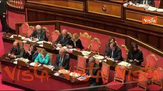 Meloni scrive al telefono in Aula al Senato durante la discussione sul Consiglio Ue
