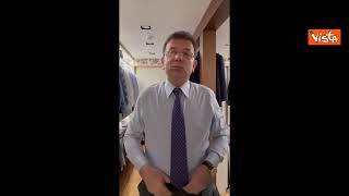 Il sindaco di Istanbul Ekrem Imamoglu si mette la cravatta annunciando il suo arresto