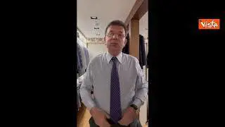 Il sindaco di Istanbul Ekrem Imamoglu si mette la cravatta annunciando il suo arresto