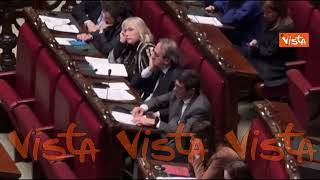 Fratoianni disegna sul suo taccuino (forse un ritratto) durante intervento Meloni alla Camera