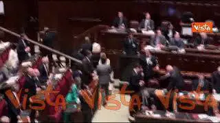 "Fuori fuori", le grida dai banchi del Pd, è bagarre in Aula alla Camera durante informativa Meloni