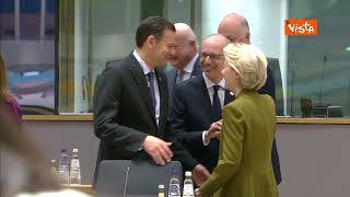 Von der Leyen saluta con baci e strette di mano i leader del Consiglio Europeo