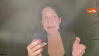 Zelensky interrotto da telefonata Macron durante una conferenza stampa: Scusa Emmanuel, ti richiamo