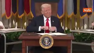 Trump seduto fra i banchi di scuola con gli studenti firma eliminazione Dipartimento dell'educazione