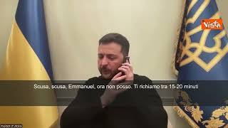 Zelensky con cronisti interrotto da chiamata Macron: Scusa Emmanuel, ti richiamo