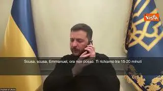 Zelensky con cronisti interrotto da chiamata Macron: Scusa Emmanuel, ti richiamo