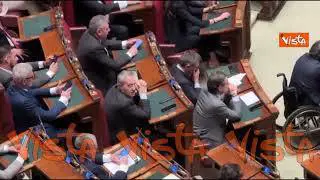 Meloni parla in Aula alla Camera, i deputati alle prese con smartphone e tablet