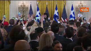 Trump proclama 25 marzo Giorno indipendenza greca, poi lancia penne al ritmo di musiche tradizionali
