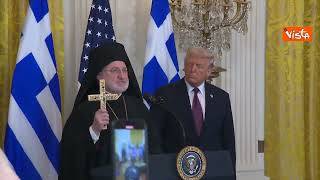 L'arcivescovo greco-ortodosso Usa dona Santa Croce a Trump Ricordi Costantino il Grande