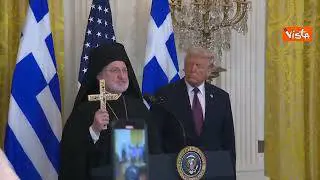 L'arcivescovo greco-ortodosso Usa dona Santa Croce a Trump Ricordi Costantino il Grande