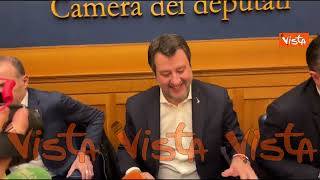 Salvini scherza con i cronisti alla Camera: "Allontanatevi, sennò vi tiro i capelli"