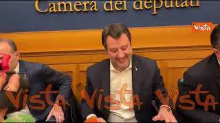 Salvini scherza con i cronisti alla Camera: "Allontanatevi, sennò vi tiro i capelli"