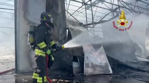 Esplosione alla Perfetti di Milano, il video dell'intervento dei Vigili del fuoco