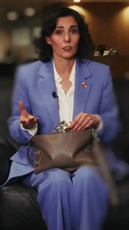Il video surreale per la presentazione del Kit di sopravvivenza del Commissario Ue