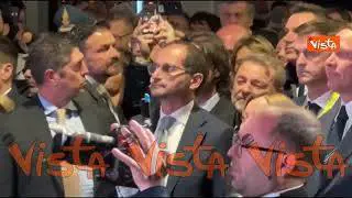 Meloni canta l'inno di Mameli tra il pubblico di "Agricoltura È" durante l'esecuzione del brano