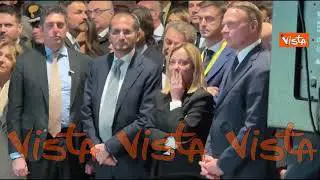 Meloni saluta i fotografi facendo "ok" con il pollice in su